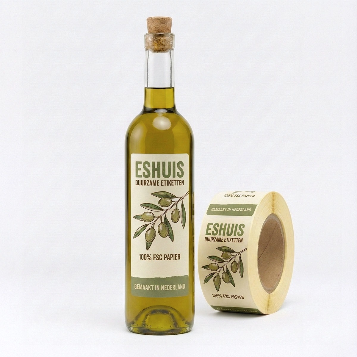 duurzame etiketten op rol, met fles olijfolie met duurzaam etiket erop duurzame etiketten op rol, met fles olijfolie met duurzaam etiket erop