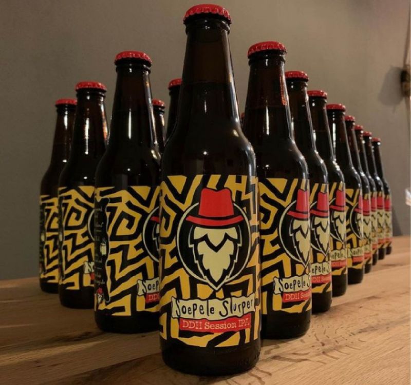 Papieren bierlabels van brouwerij De rode hoed